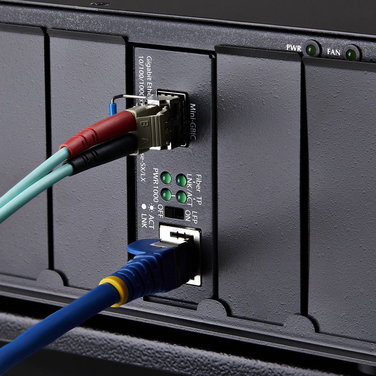 StarTech.com Single-Mode (SM) LC Fiber Media Converter for 10/100/1000 Networks, Standalone Gigabit Ethernet to Fiber Converter, 40km - TAA