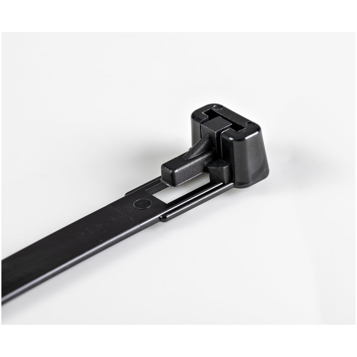 StarTech.com 6"(15cm) Reusable Cable Ties - 1/4"(7mm) wide, 1-3/8"(35mm) Bundle Dia. 50lb(22kg) Tensile Strength, Releasable Nylon Ties, Indoor/Outdoor, 94V-2/UL Listed, 100 Pack - Black - TAA