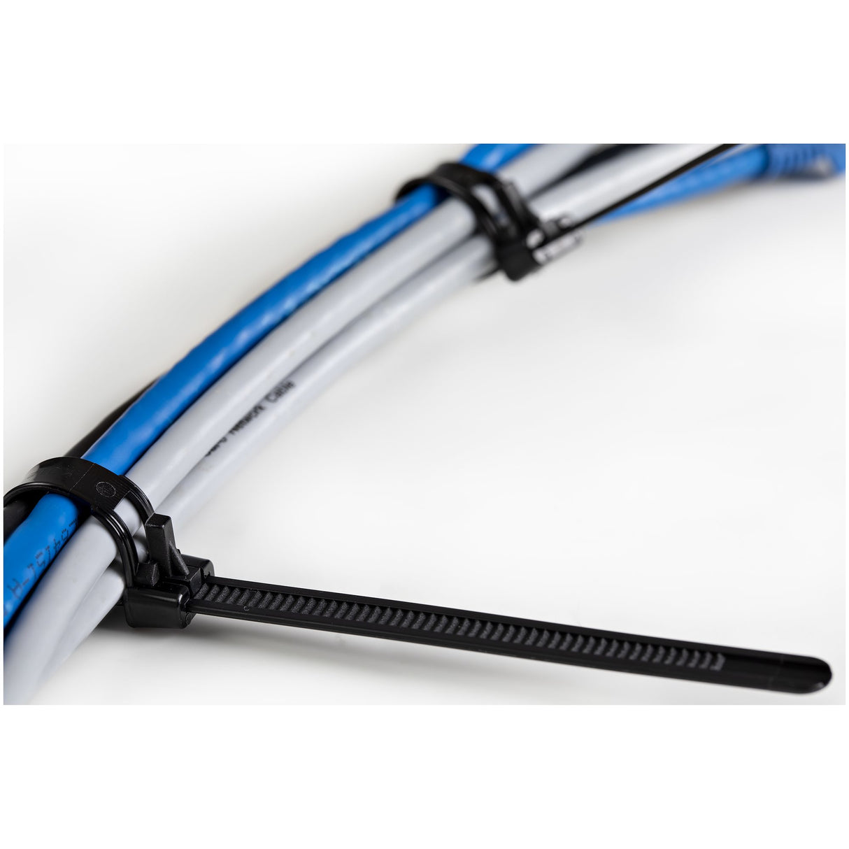 StarTech.com 10"(25cm) Reusable Cable Ties - 1/4"(7mm) wide, 2-1/2"(65mm) Bundle Dia. 50lb(22kg) Tensile Strength, Releasable Nylon Ties, Indoor/Outdoor, 94V-2/UL Listed, 100 Pack - Black - TAA