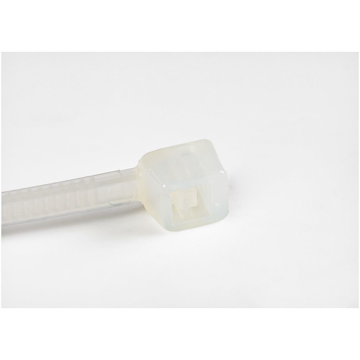 StarTech.com 4"(10cm) Cable Ties - 1/16"(2mm) wide, 7/8"(22mm) Bundle Diameter, 18lb(8kg) Tensile Strength, Nylon Self Locking Zip Ties with Curved Tip - 94V-2/UL Listed, 100 Pack - White - TAA