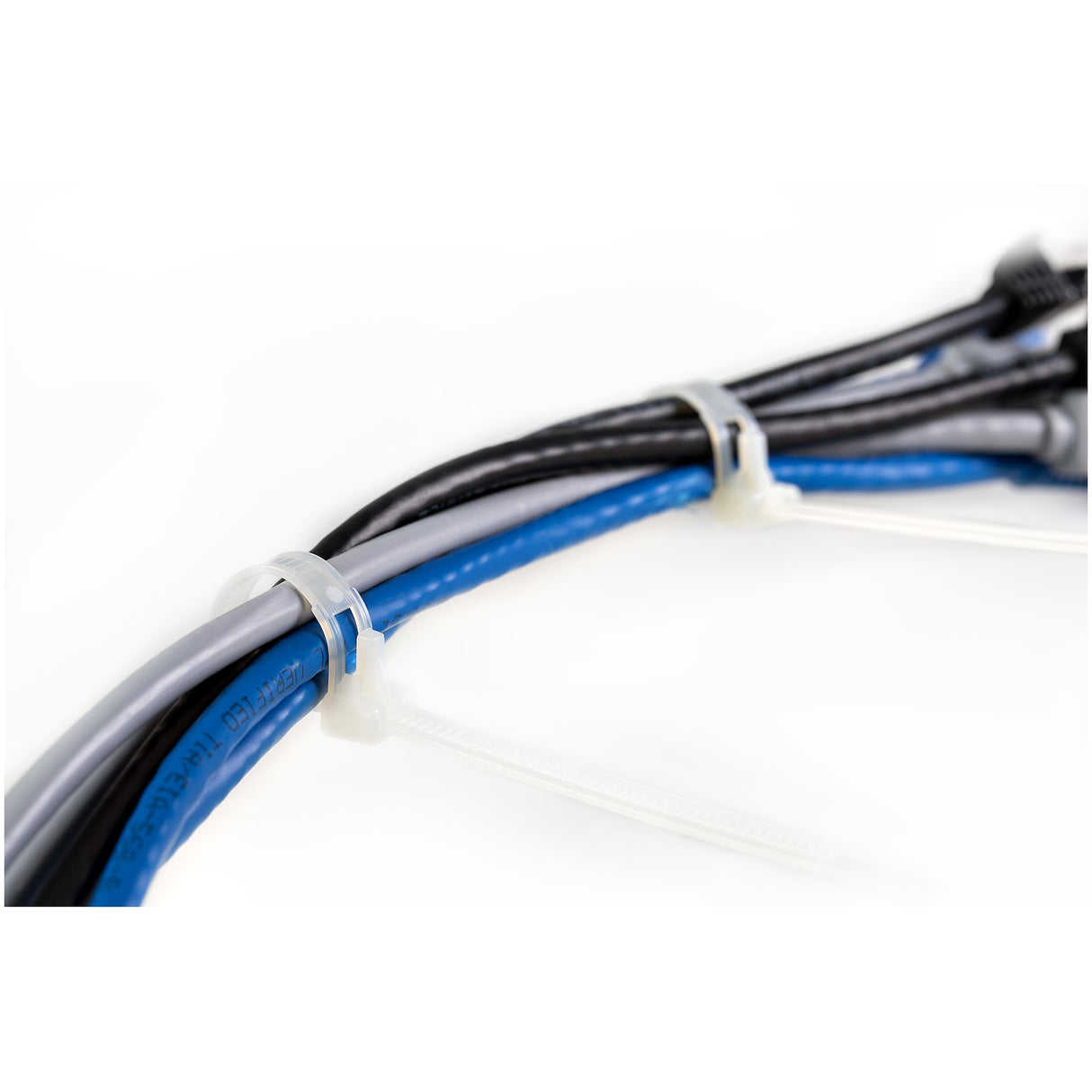 StarTech.com 10"(25cm) Reusable Cable Ties - 1/4"(7mm) wide, 2-1/2"(65mm) Bundle Dia. 50lb(22kg) Tensile Strength, Releasable Nylon Ties, Indoor/Outdoor, 94V-2/UL Listed, 100 Pack - White - TAA
