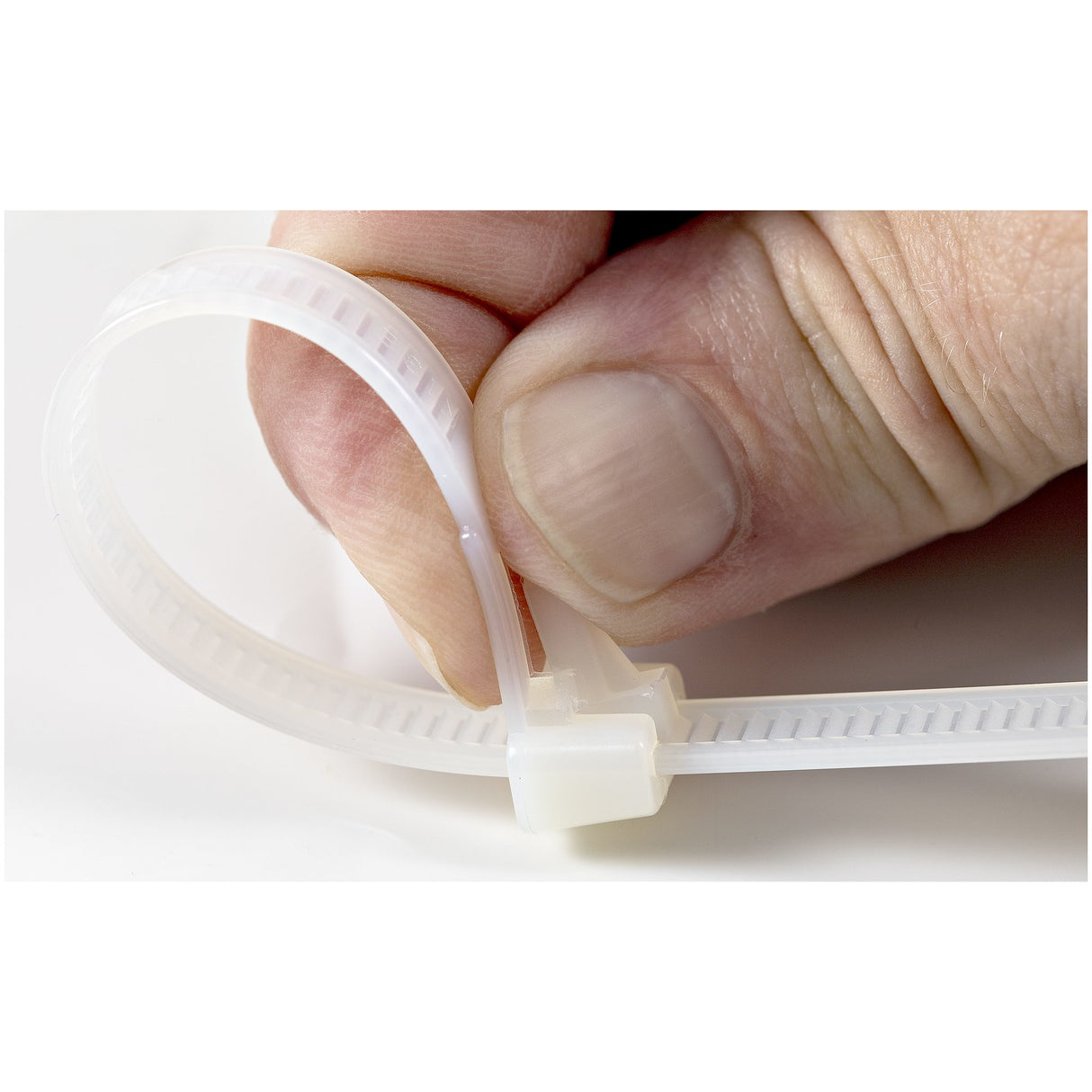 StarTech.com 10"(25cm) Reusable Cable Ties - 1/4"(7mm) wide, 2-1/2"(65mm) Bundle Dia. 50lb(22kg) Tensile Strength, Releasable Nylon Ties, Indoor/Outdoor, 94V-2/UL Listed, 100 Pack - White - TAA