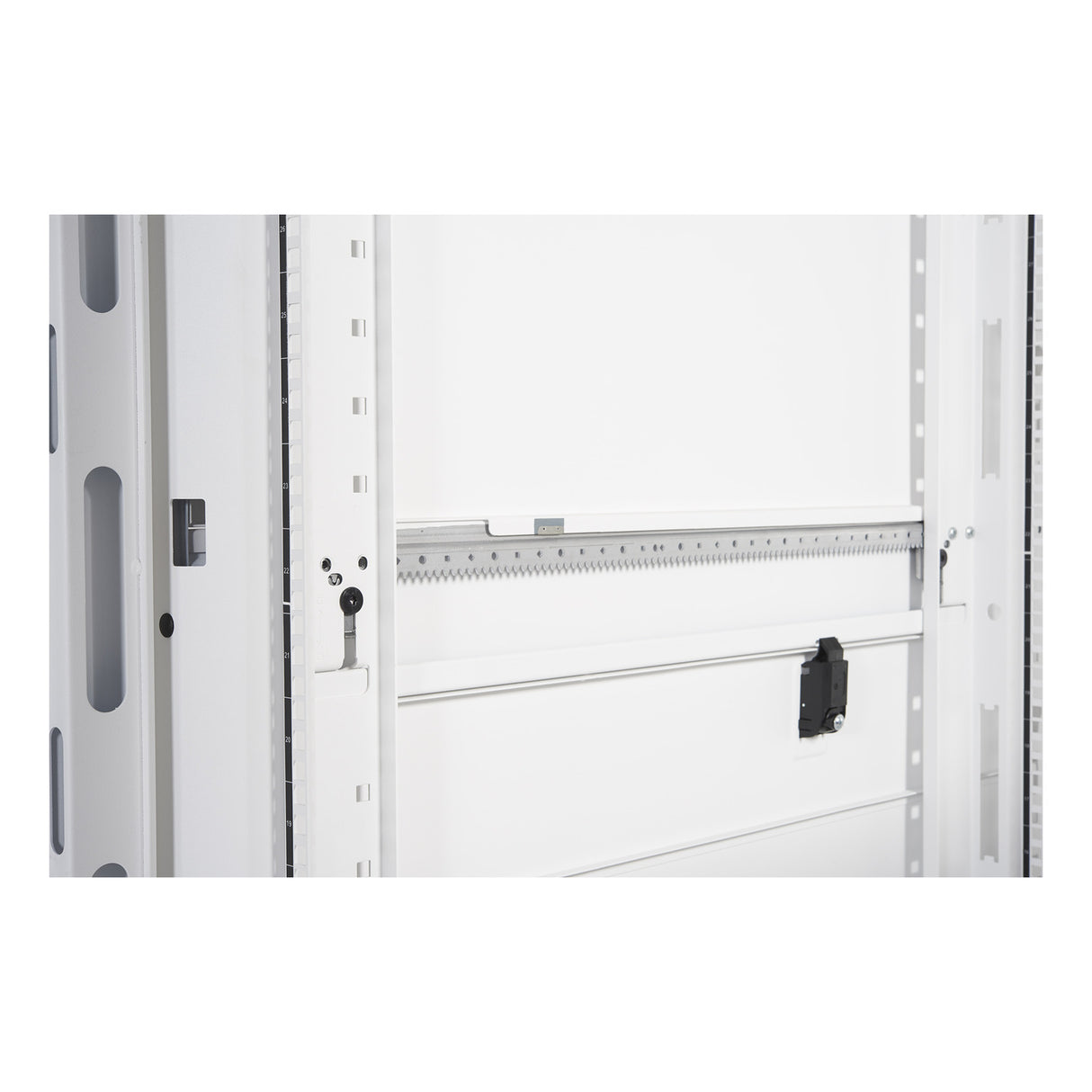 APC NetShelter SX, Server Rack Enclosure, 42U, White, 1991H x 600W x 1070D mm