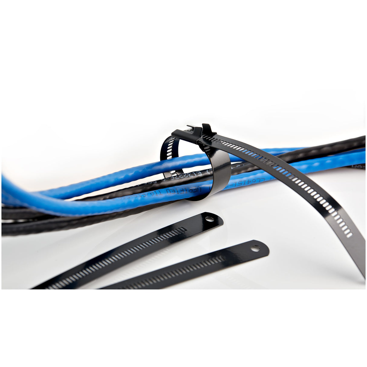 StarTech.com Metal Cable Tie Tool - Metal Zip Tie Tightener Tool - Stainless Steel Cable Tie Installation Gun - Tensioning & Cutting Zip Ties Tool - Tensioner & Cutter for Metal Tie Wrap - TAA