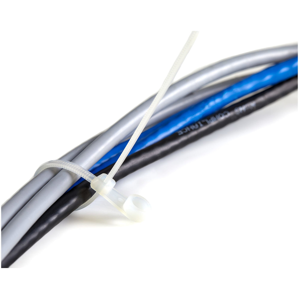 StarTech.com 6"(15cm) Cable Ties with Mounting Hole - 1/8"(3mm) wide, 1-1/2"(40mm) Bundle Dia. 40lb(18kg) Tensile Strength, Nylon 66 Self Locking Ties w/Screw Hole, UL Listed, 100 Pack - TAA