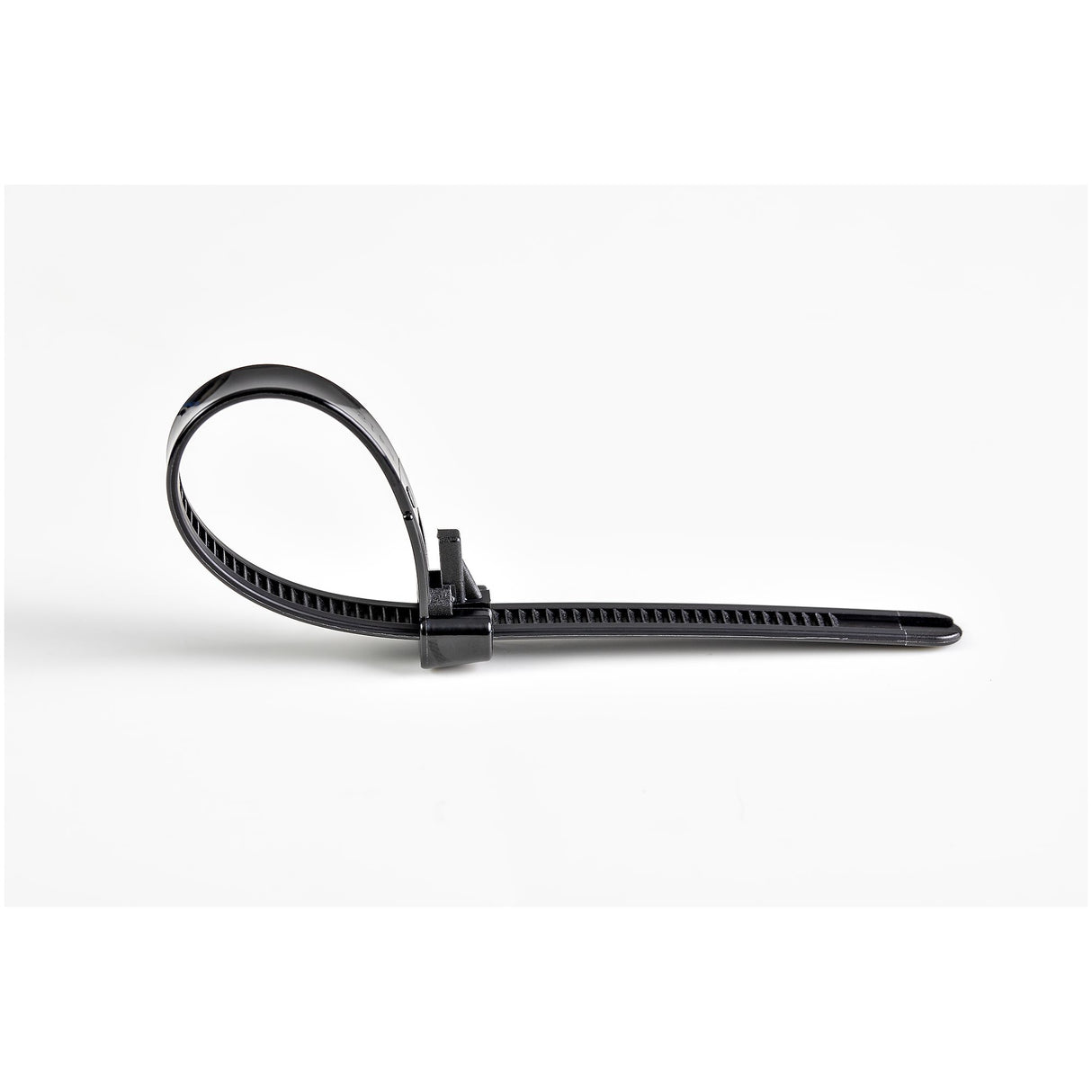 StarTech.com 10"(25cm) Reusable Cable Ties - 1/4"(7mm) wide, 2-1/2"(65mm) Bundle Dia. 50lb(22kg) Tensile Strength, Releasable Nylon Ties, Indoor/Outdoor, 94V-2/UL Listed, 100 Pack - Black - TAA