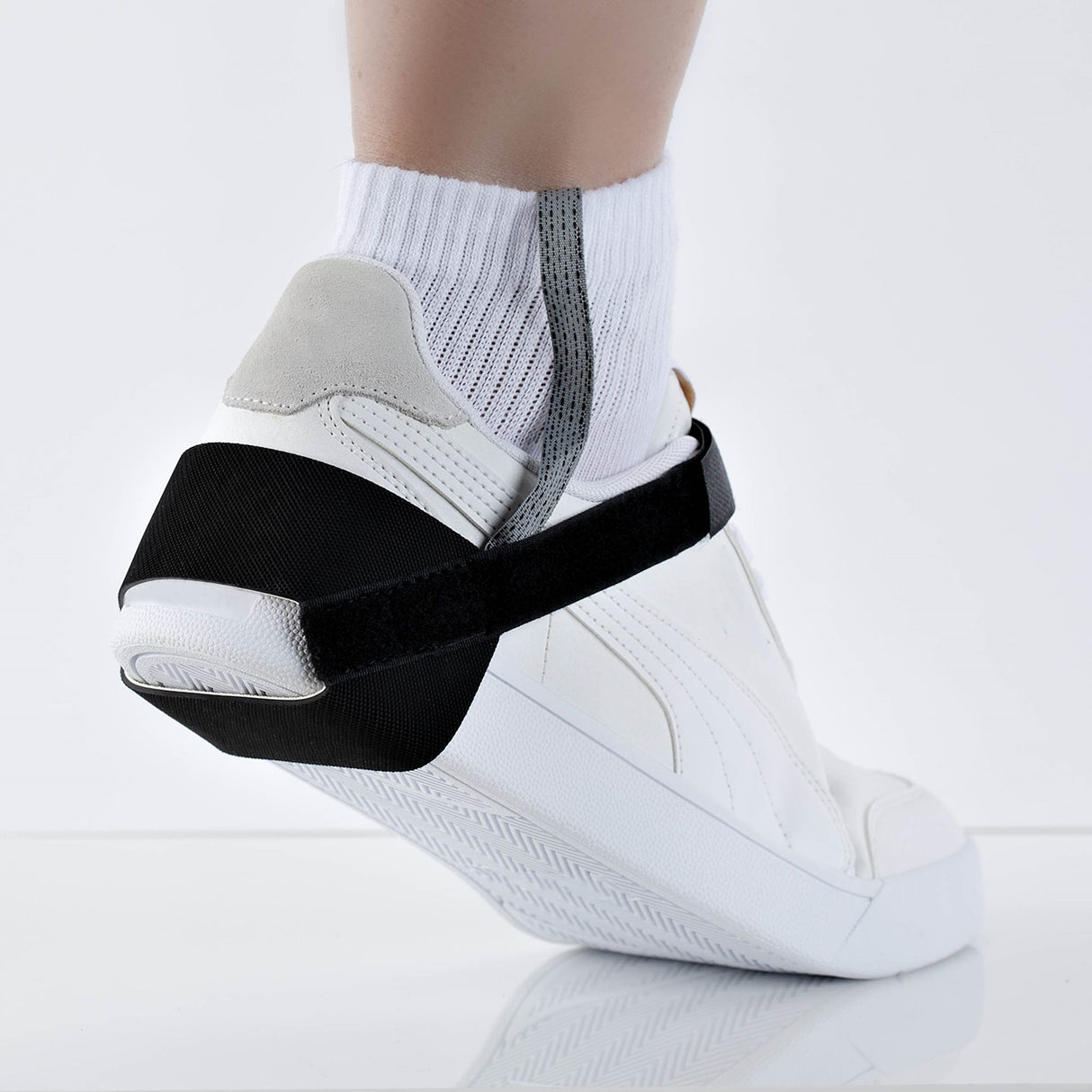 StarTech.com ESD Heel Strap, Adjustable Antistatic Heel Grounder, Shoe / Foot Grounding Point for Anti-Static Floors, 1MΩ Resistor, TAA-Compliant