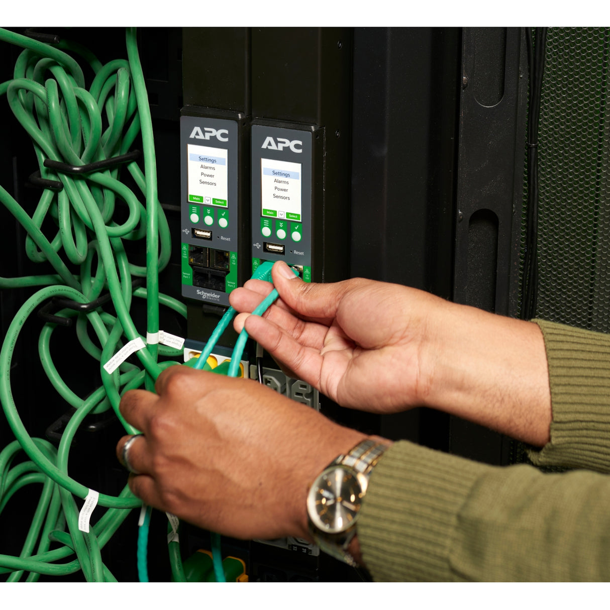 APC NetShelter Rack PDU Advanced, Switched Metered Outlet, 3Phase, 43.5kW 400V 63A or 34.6kW 415V 60A, 42 Outlets, IEC309