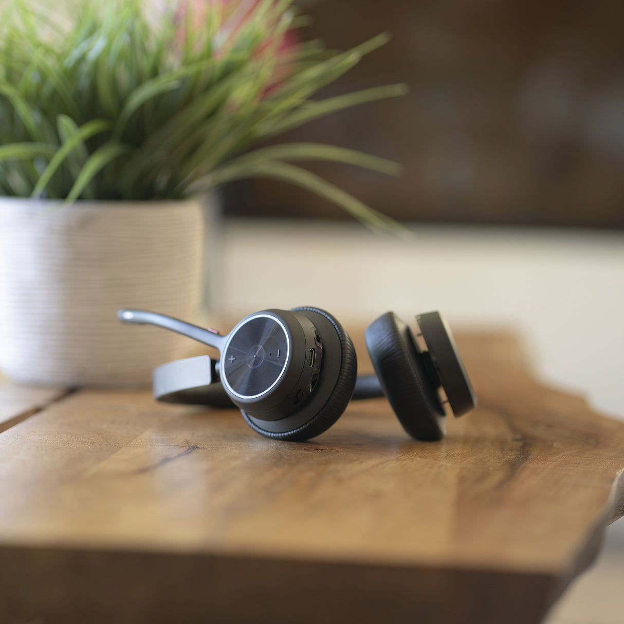 HP Poly Voyager 4320 USB-C Headset +BT700 dongle +Charging Stand